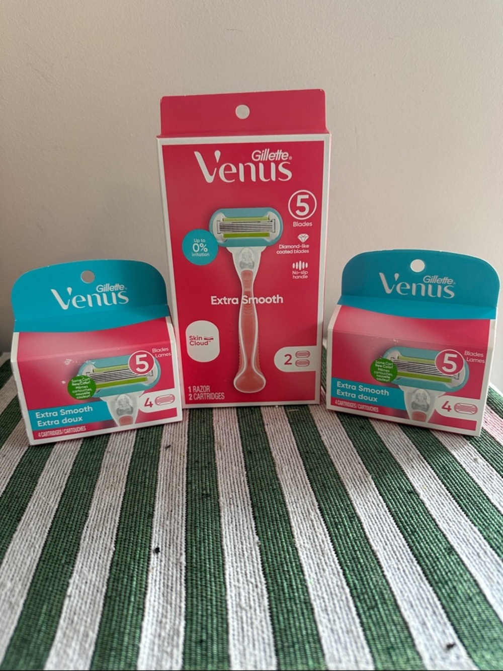 VENUS Extra Smooth Razor Blades - Pink and Teal Packaging